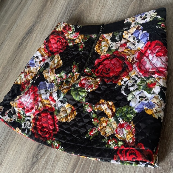 🌼 Forever 21 Floral Quilted Mini Skirt – Size Medium - Picture 10 of 15